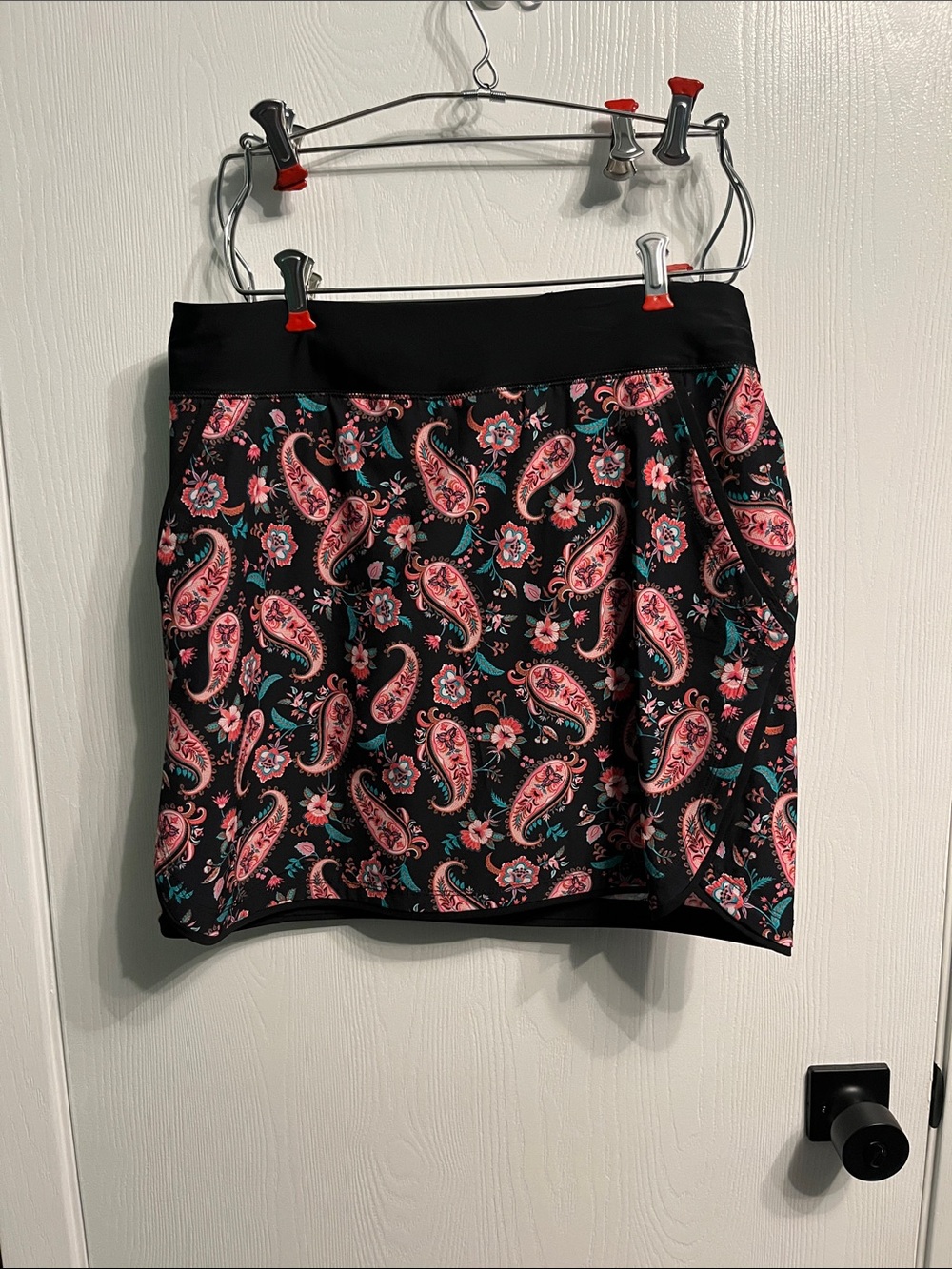 Women’s lands end skort size8! A beautiful paisley design!